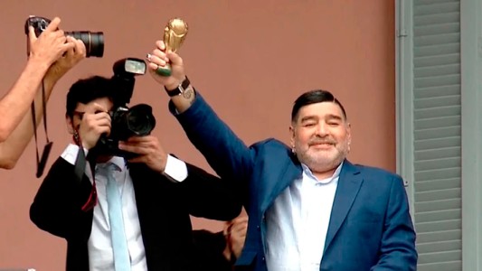 Diego Maradona reeditó una famosa foto en el balcón de la Casa Rosada
