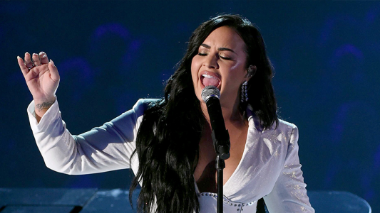 Demi Lovato rompió en llanto en su presentación en los Grammys