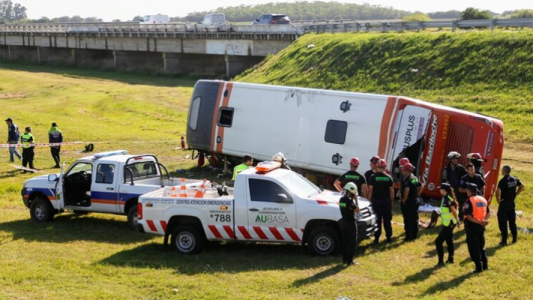 Volcó un micro de dos pisos en la Ruta 2