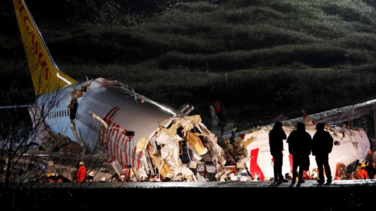 Un avión con 177 pasajeros se partió en tres en Estambul: impactantes imágenes