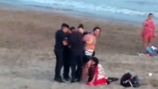 Aberrante: enterraron a una nena de 2 años para tener sexo en el mar