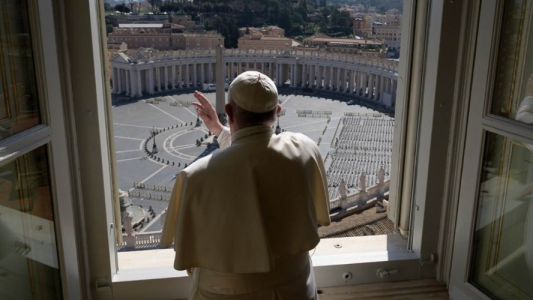 El Papa bendijo la Plaza San Pedro vacía