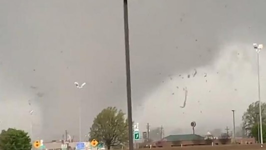 Los impactantes videos del tornado que golpeó Arkansas