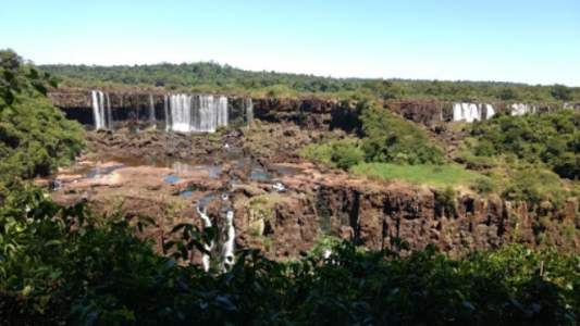 Sin agua ni turistas: la desoladora imagen de las Cataratas del Iguazú