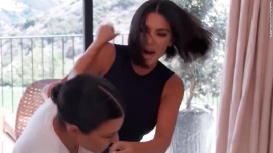Pelea de hermanas: Kim y Kourtney Kardashian terminaron a los golpes y arañazos