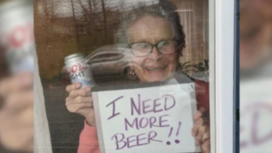 No es un meme: abuelita en aislamiento suplicó por cervezas (y las consiguió)