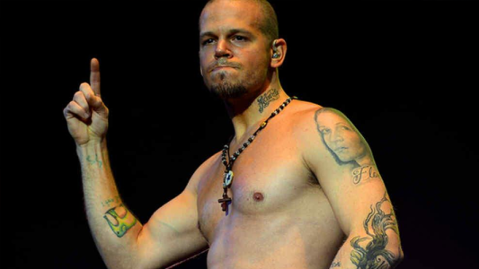 René entrena para parecerse a Ricky Martin