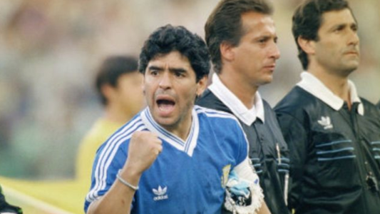 El árbitro Codesal destrozó a Maradona