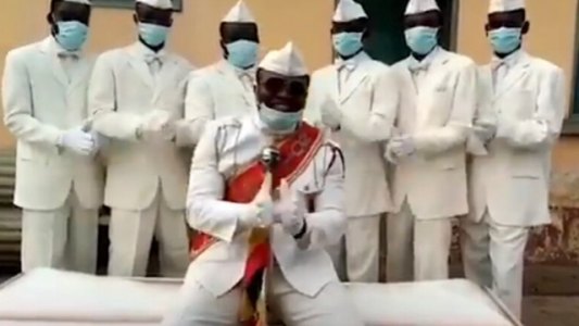 “Quedate en casa o baila con nosotros”: el mensaje de los ghaneses animadores
