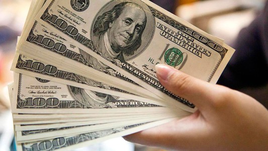 Dólar hoy: el blue cerró a un récord de 133 pesos y ya vale el doble que el oficial