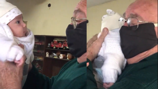 ¡Conmovedor! Después de dos meses, un abuelo por fin pudo conocer a su bisnieta que nació en cuarentena