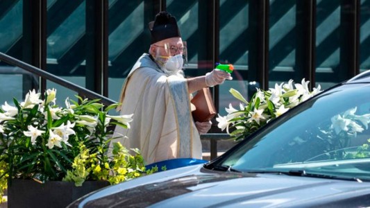 Insólito: sacerdote usa pistola de juguete para bendecir con agua bendita