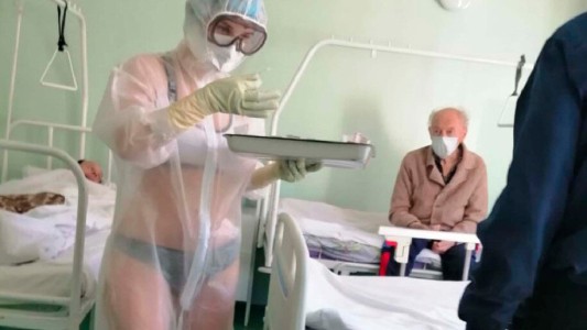 La enfermera que deja ver su ropa interior a pacientes con Covid-19