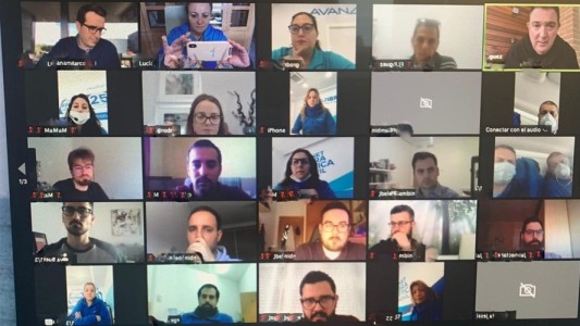 Dejó el micrófono abierto en una clase virtual y la escucharon teniendo sexo