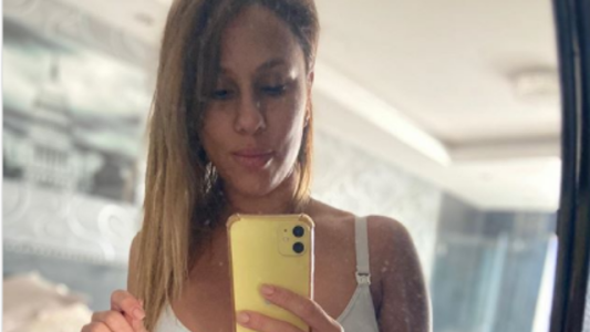 Mamá sin filtro: Barby Silenzi posó con faja post parto