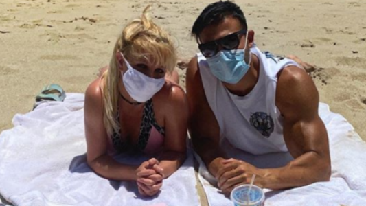 Furor por las fotos de Britney Spears y su novio en la playa
