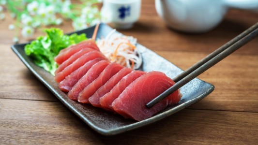 Una mujer comió sashimi y terminó con un gusano en la garganta