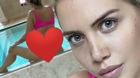 Wanda Nara posó con una sensual bikini en su pileta climatizada