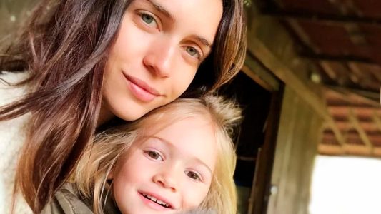 En el pasto y con caballos: la foto al natural de la hija de Zaira Nara