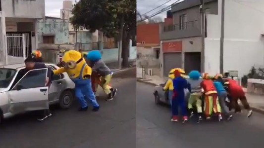 El hombre araña, un minion y un grupo de payasos empujaron un auto que se quedó