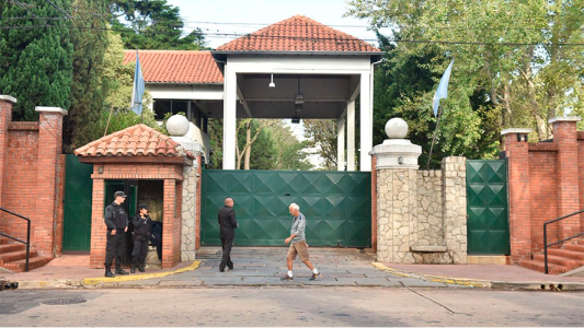 Tiraron una bomba molotov en la Quinta Presidencial de Olivos