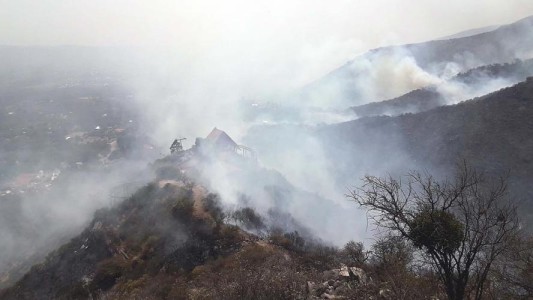 El fuego avanza la aerosilla de Los Cocos