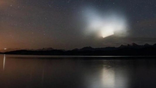 Una extraña luz blanca iluminó el cielo de Villa La Angostura