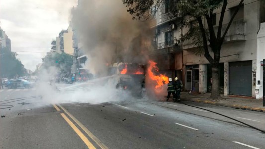 Impactante explosión de un colectivo en CABA