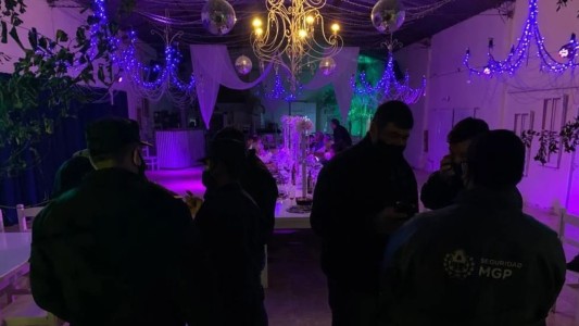 Fiesta swinger clandestina: confundieron a policías con strippers