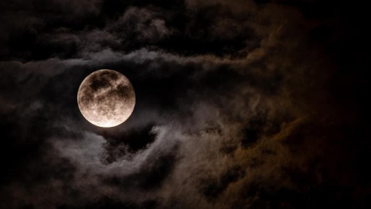 ¿Estás durmiendo menos? Se debe a la luna llena, según un estudio