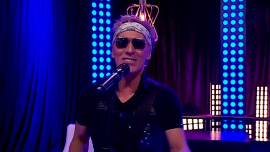 Cae cantó en el diván