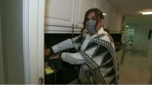 Costi recorre la casa de los famosos