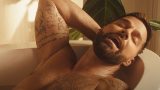Ricky Martin, al desnudo y de entrecasa en el video de "Otra noche en L.A."