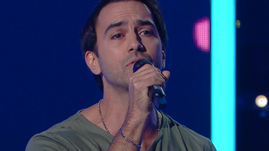 Cantó Queen llevó 4 sillas