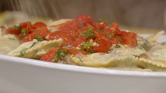 Receta de ravioles de pollo y espinaca con salsa de quesos con verdeo o fondue de tomate