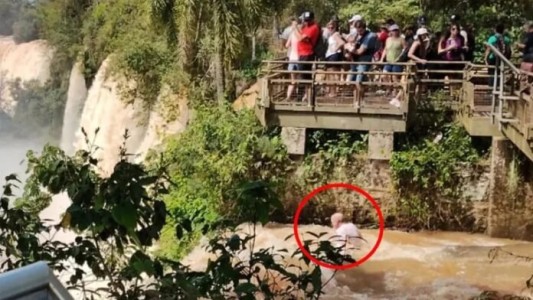 La crecida y el fuerte caudal complican la búsqueda del hombre que cayó a las Cataratas del Iguazú