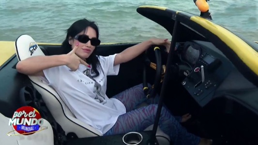 Lali se animó a manejar en las aguas de Qatar