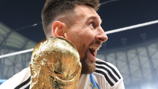 A casa siendo campeón: Messi con la copa desde el avión