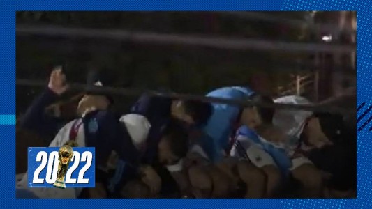 Susto en los festejos: los jugadores rozaron un cable en la primera caravana