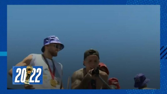 Los jugadores de la Selección, cantando con el micrófono de Telefe Noticias