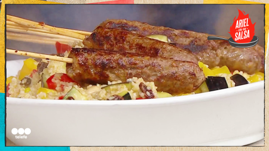 Receta de brochette árabe "shish kebab", salteado con trigo y vegetales