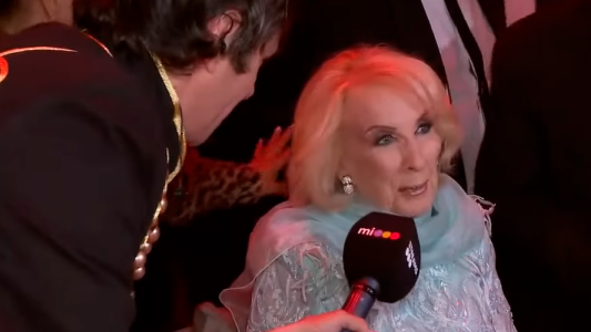 La llegada de Mirtha Legrand a los Personajes del Año de Gente 2023: "No sé cuántas tapas van ya"