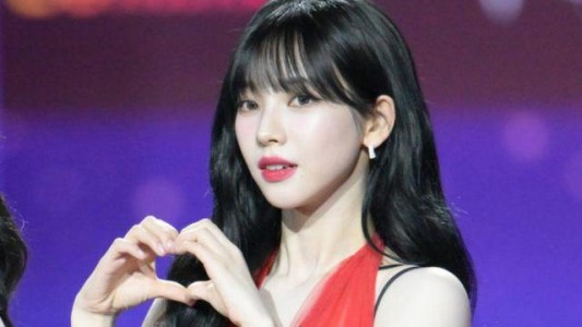 Fanáticos, acoso y traición: la dura historia de una cantante de K-Pop cancelada por tener pareja