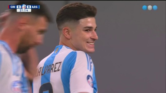 Julián Álvarez casi tiene el primero después de un desborde de Nico González - Argentina vs. Chile