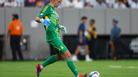 Dibu Martínez atajó una pelota clave al cierre del primer tiempo - Argentina vs. Canadá