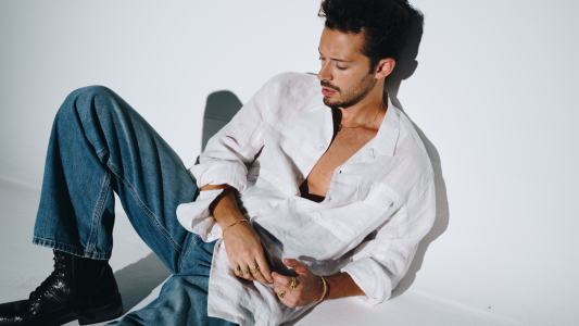 Ruggero lanzó "Lady Madonna": mirá el videoclip que protagoniza junto a su novia en la vida real