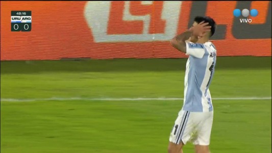 Gran remate de Almada atajado por Rochet - Uruguay vs. Argentina - Eliminatorias 2026