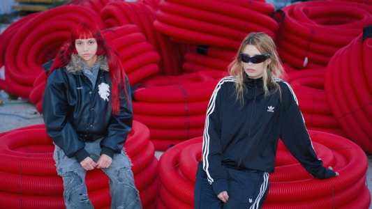 Lara 91k estrenó "(t kiero mal)" en colaboración con la artista chilena Akrila