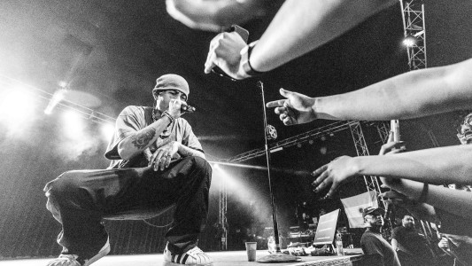 Al estilo 'youtuber', Duki lanzó un vlog tour con intimidades de sus shows en la Argentina