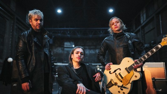 En la previa de sus dos shows históricos en River, Airbag estrenó "El Hombre Puerco"